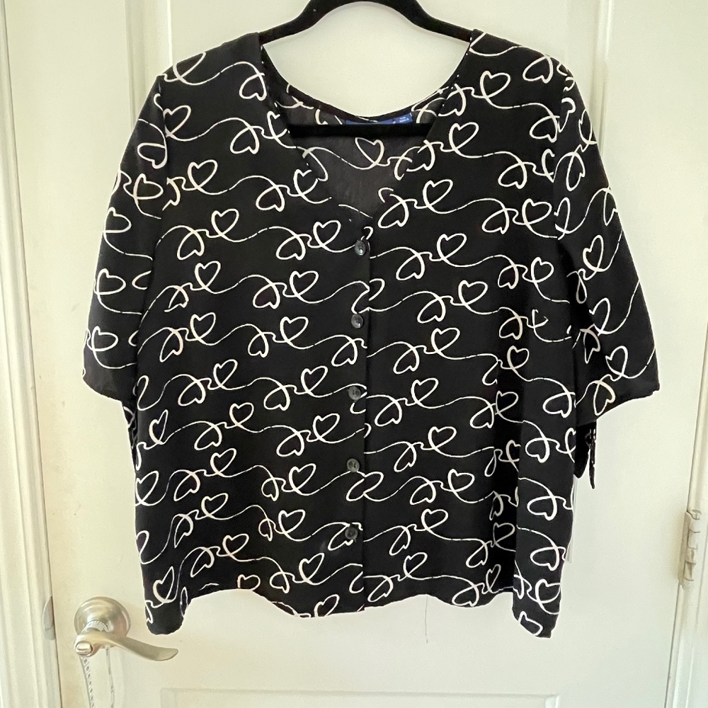 Crop, button down blouse with sleeve ties. Heart Pattern, size XXL, Apt. 9